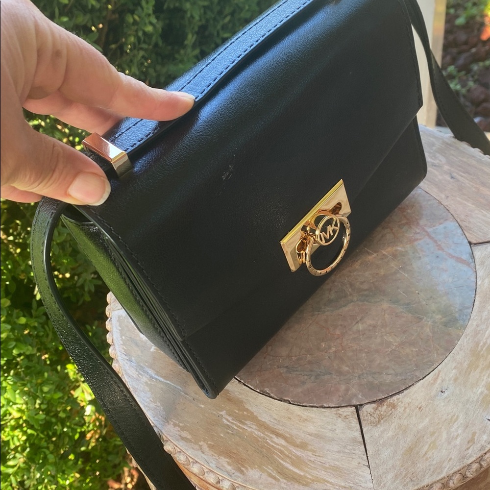 🖤Michael Kors Black Leather Hendrix Crossbody
Bag with Gold Accents🖤